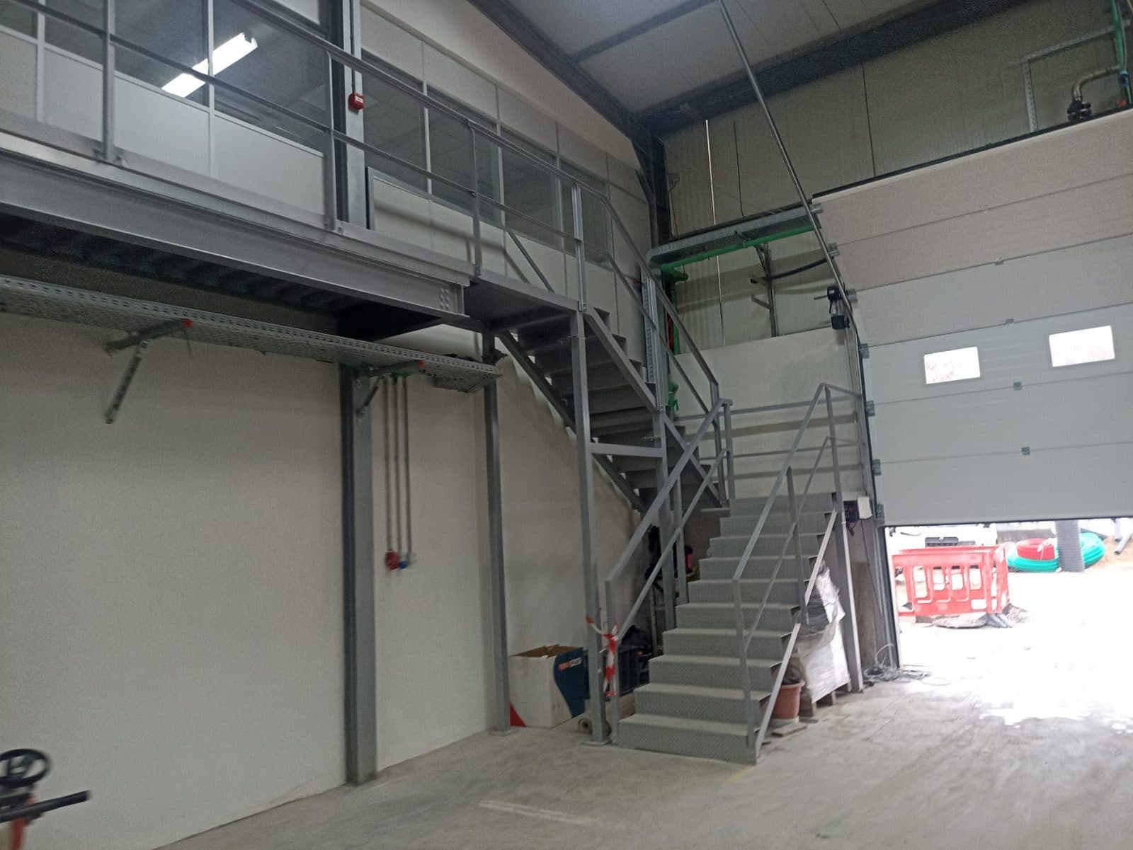 Passadiço, escadas e guarda-corpos metálicos — Cerexport, Aveiro
