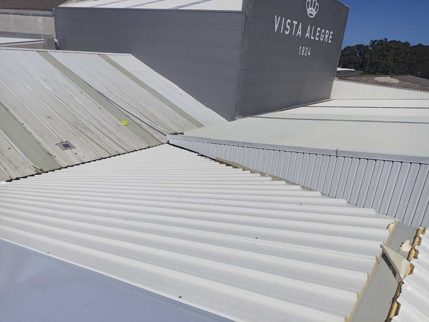Nova cobertura em painel sandwich — Vista Alegre, Ílhavo